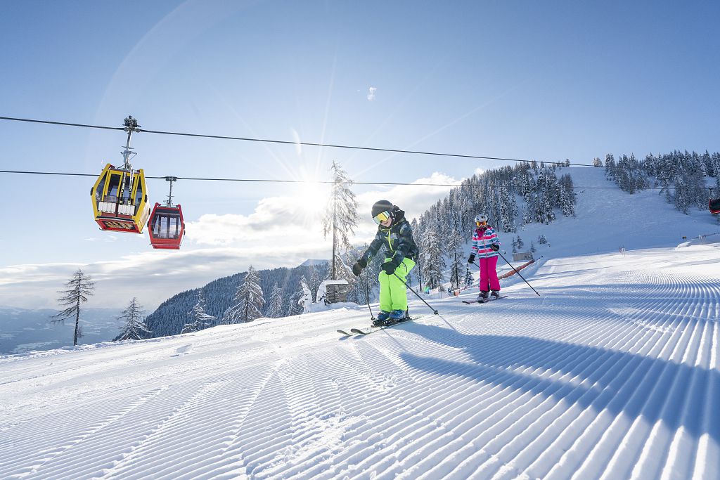 Skifahren und Snowboarden